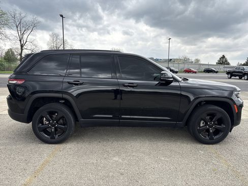 Used 2023 Jeep Grand Cherokee Altitude image 3