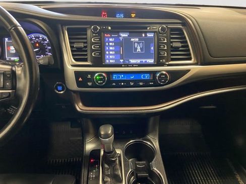 Used 2019 Toyota Highlander SE image 12