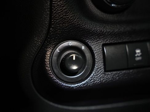 Used 2017 Jeep Wrangler Sahara AWD/4WD image 23