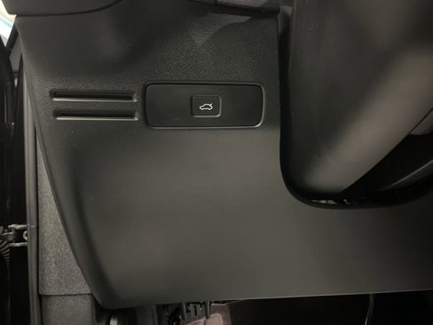 Used 2023 Volvo XC40 B5 Core w/ Protection Package Premier image 12