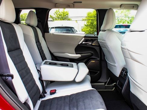 New 2025 Mitsubishi Outlander SE image 39