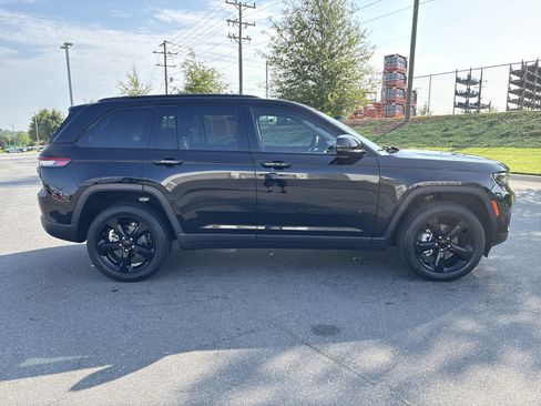 Certified 2023 Jeep Grand Cherokee Limited w/ Black Appearance Package AWD/4WD image 10