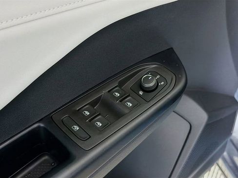 New 2026 Volkswagen Taos SE FWD image 18
