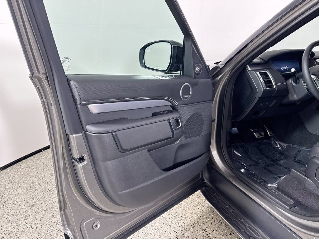 Used 2024 Land Rover Discovery Dynamic SE AWD/4WD image 13
