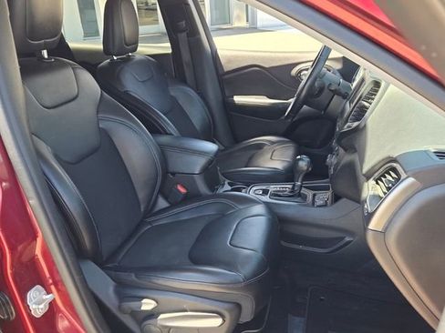 Used 2019 Jeep Cherokee Latitude Plus w/ Comfort/Convenience Group FWD image 17