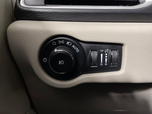 Used 2024 Chrysler Pacifica Touring-L image 28