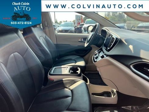 Used 2024 Chrysler Pacifica Touring-L FWD image 23