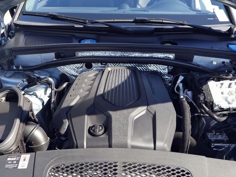 Certified 2025 Porsche Macan image 27