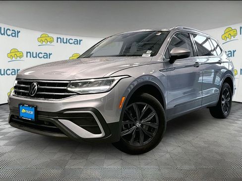 Used 2023 Volkswagen Tiguan SE w/ Panoramic Sunroof Package image 3