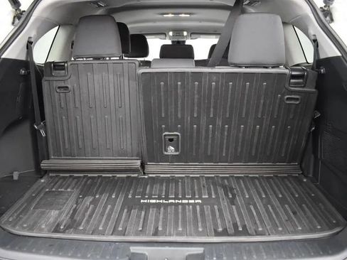 Used 2023 Toyota Highlander LE FWD image 15