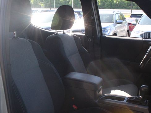 Used 2022 Toyota Tacoma TRD Off-Road AWD/4WD image 32