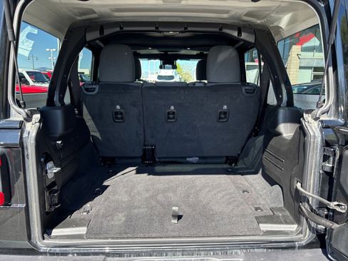 Used 2025 Jeep Wrangler Unlimited Sahara AWD/4WD image 31