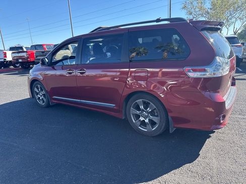 Used 2018 Toyota Sienna SE Premium w/ Carpet Mat Package FWD image 13