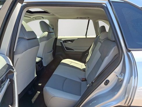 Used 2019 Toyota RAV4 XLE Premium w/ Cold Weather Package AWD/4WD image 8