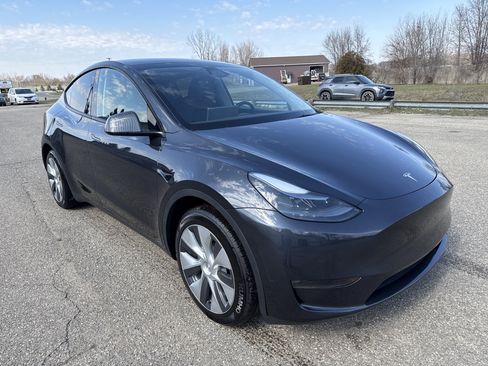 Used 2024 Tesla Model Y Long Range AWD/4WD image 1
