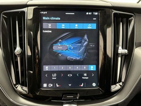 Used 2025 Volvo XC60 B5 Core image 18