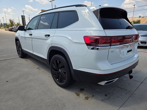 Used 2024 Volkswagen Atlas SE w/ Panoramic Sunroof Package FWD image 5