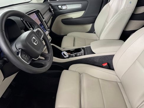 Certified 2025 Volvo XC40 B5 Plus AWD/4WD image 18