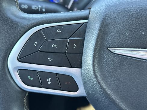 Used 2022 Chrysler Pacifica Touring-L image 14