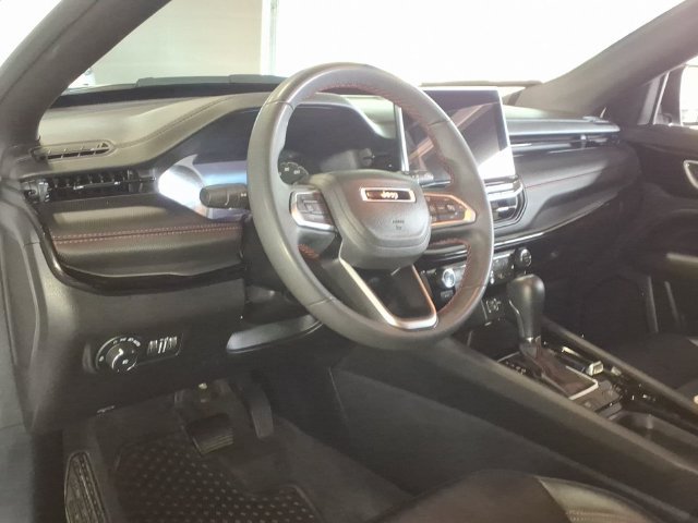 Used 2024 Jeep Compass Trailhawk AWD/4WD image 11