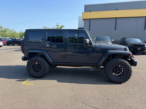Used 2017 Jeep Wrangler Unlimited Sahara w/ Max Tow Package AWD/4WD image 4
