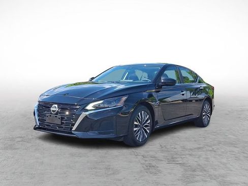 Used 2023 Nissan Altima 2.5 SV w/ SV Premium Package AWD/4WD image 3