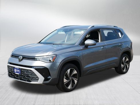 Certified 2025 Volkswagen Taos SE w/ Panoramic Sunroof Package AWD/4WD image 3