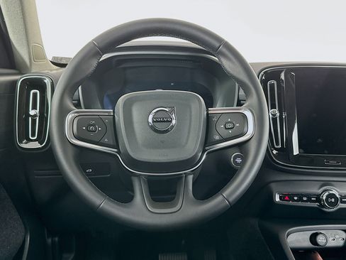 Used 2025 Volvo XC40 B5 Plus image 18