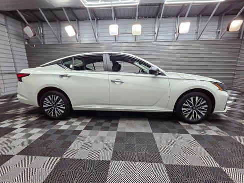 Used 2025 Nissan Altima 2.5 SV AWD/4WD image 9
