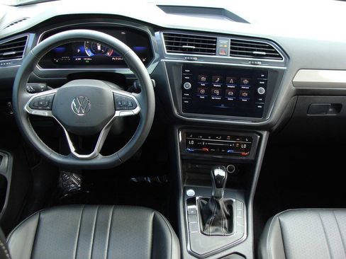 Used 2023 Volkswagen Tiguan SE image 10