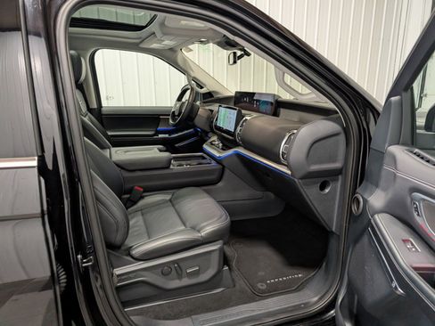 Used 2025 Ford Expedition Platinum image 34