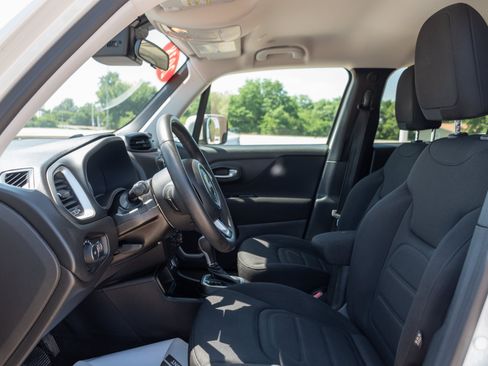 Used 2018 Jeep Renegade Latitude FWD image 7