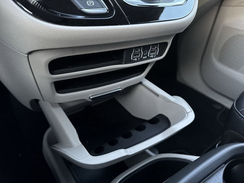 Used 2023 Chrysler Pacifica Touring-L image 26