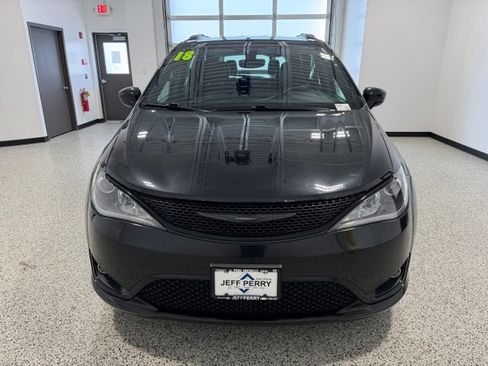 Used 2018 Chrysler Pacifica Touring-L w/ Premium Audio Group FWD image 7