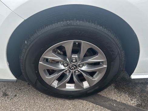 Used 2025 Toyota Sienna LE FWD image 9