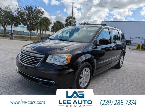 Used 2016 Chrysler Town & Country Touring image 6