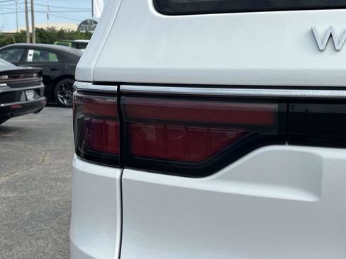Used 2024 Jeep Wagoneer L 4WD image 10
