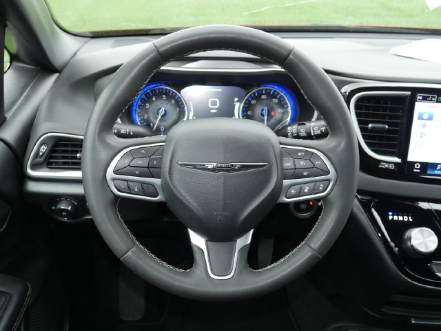 Used 2025 Chrysler Pacifica Select FWD image 16