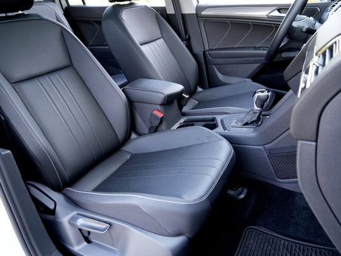 Used 2023 Volkswagen Tiguan SE w/ Panoramic Sunroof Package FWD image 6