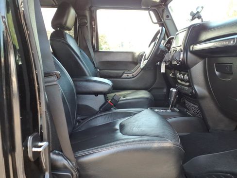 Used 2018 Jeep Wrangler Unlimited Sahara AWD/4WD image 11