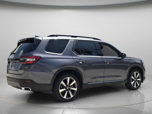 Used 2024 Honda Pilot Touring image 7