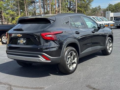 Used 2025 Chevrolet Trax LT image 3