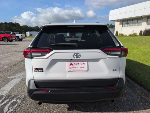 Used 2021 Toyota RAV4 LE FWD image 3