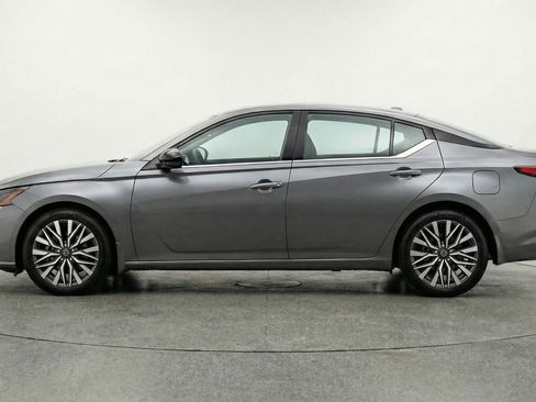 Used 2025 Nissan Altima 2.5 SV FWD image 5