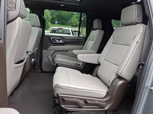 Used 2023 GMC Yukon XL SLT w/ SLT Luxury Package AWD/4WD image 11