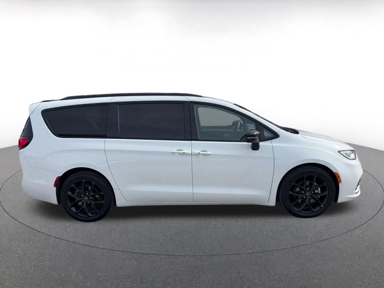 Used 2025 Chrysler Pacifica Limited FWD image 15