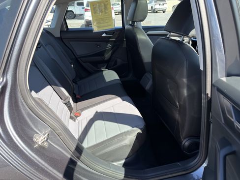 Used 2025 Volkswagen Jetta SE FWD image 12