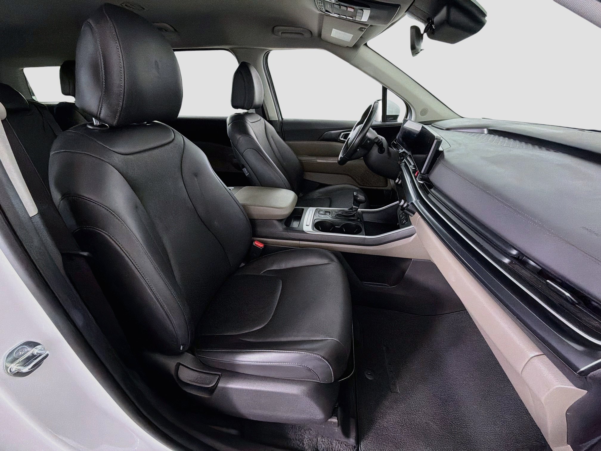 Used 2025 Kia Carnival FWD image 32