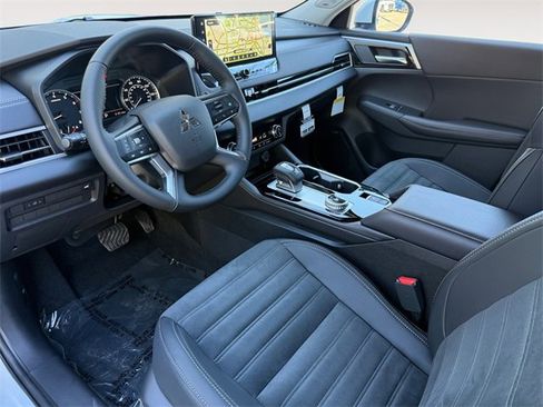 New 2025 Mitsubishi Outlander SE image 15