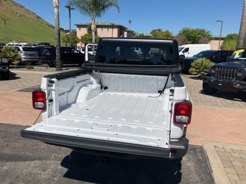 Used 2024 Jeep Gladiator Sport image 15